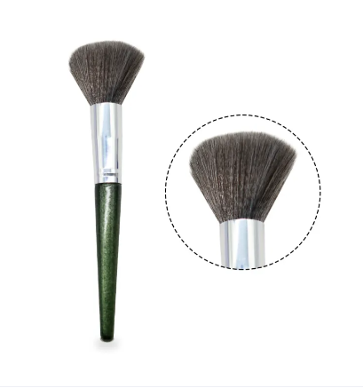 The Lua e Neve Large Powder Brush is perfect for powder application as it spreads the product evenly, even the hardest to reach